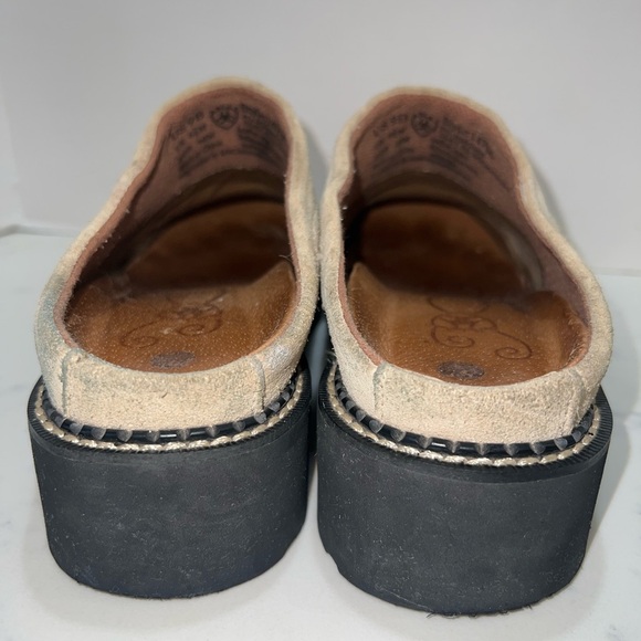 ‼️SOLD‼️‼️Cream and Red Loafers with Slip-On Design - Picture 8 of 9